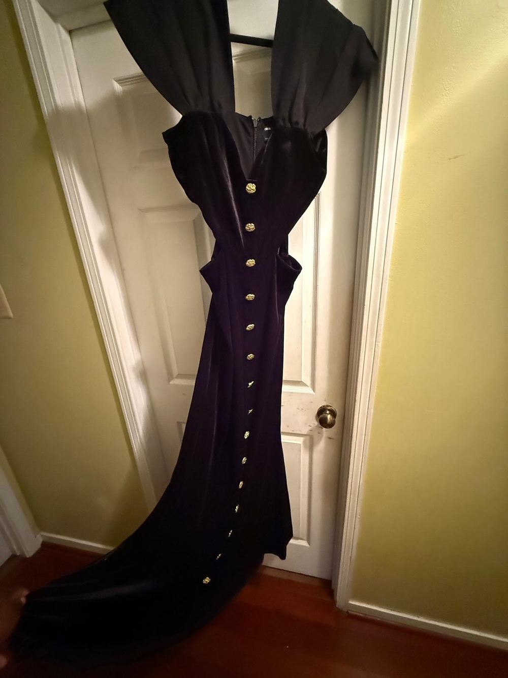 ASOS Design Black Velvet Gown - Picture 6 of 6